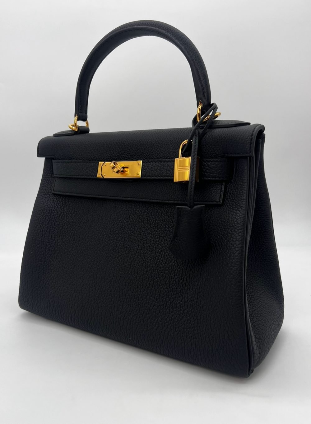 Hermès Kelly 28 Noir Togo Gold Hardware - Image 2