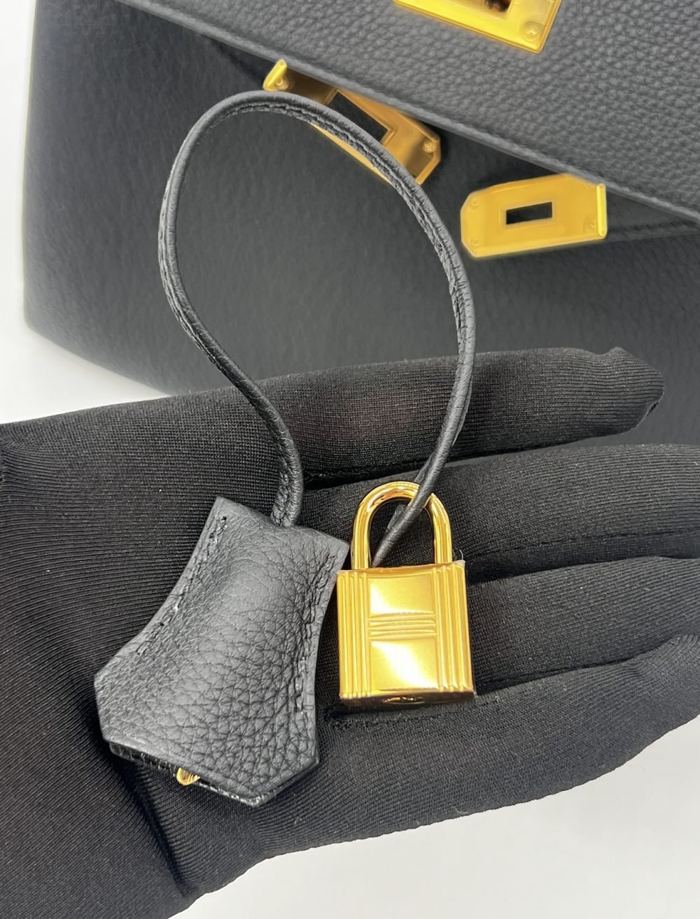 Hermès Kelly 28 Noir Togo Gold Hardware - Image 12