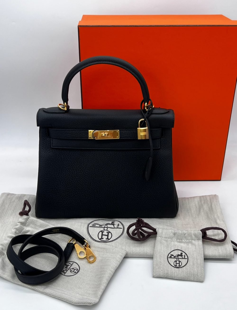 Hermès Kelly 28 Noir Togo Gold Hardware - Image 16